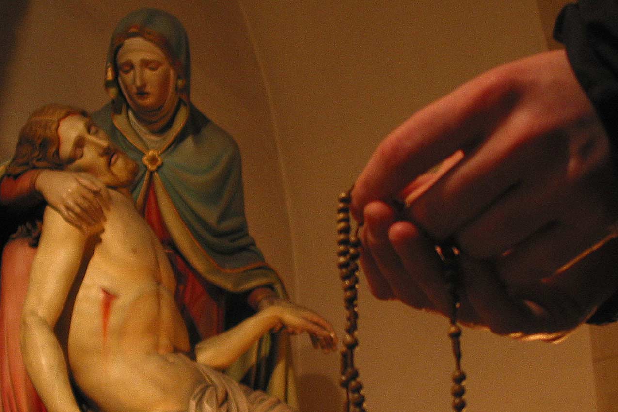 https://www.katholisch-kalkar.de/fileadmin/user_upload/pfarrei/Impulse_Gebete/Rosenkranz-vor-Maria-mit-leidendem-Jesus.jpg